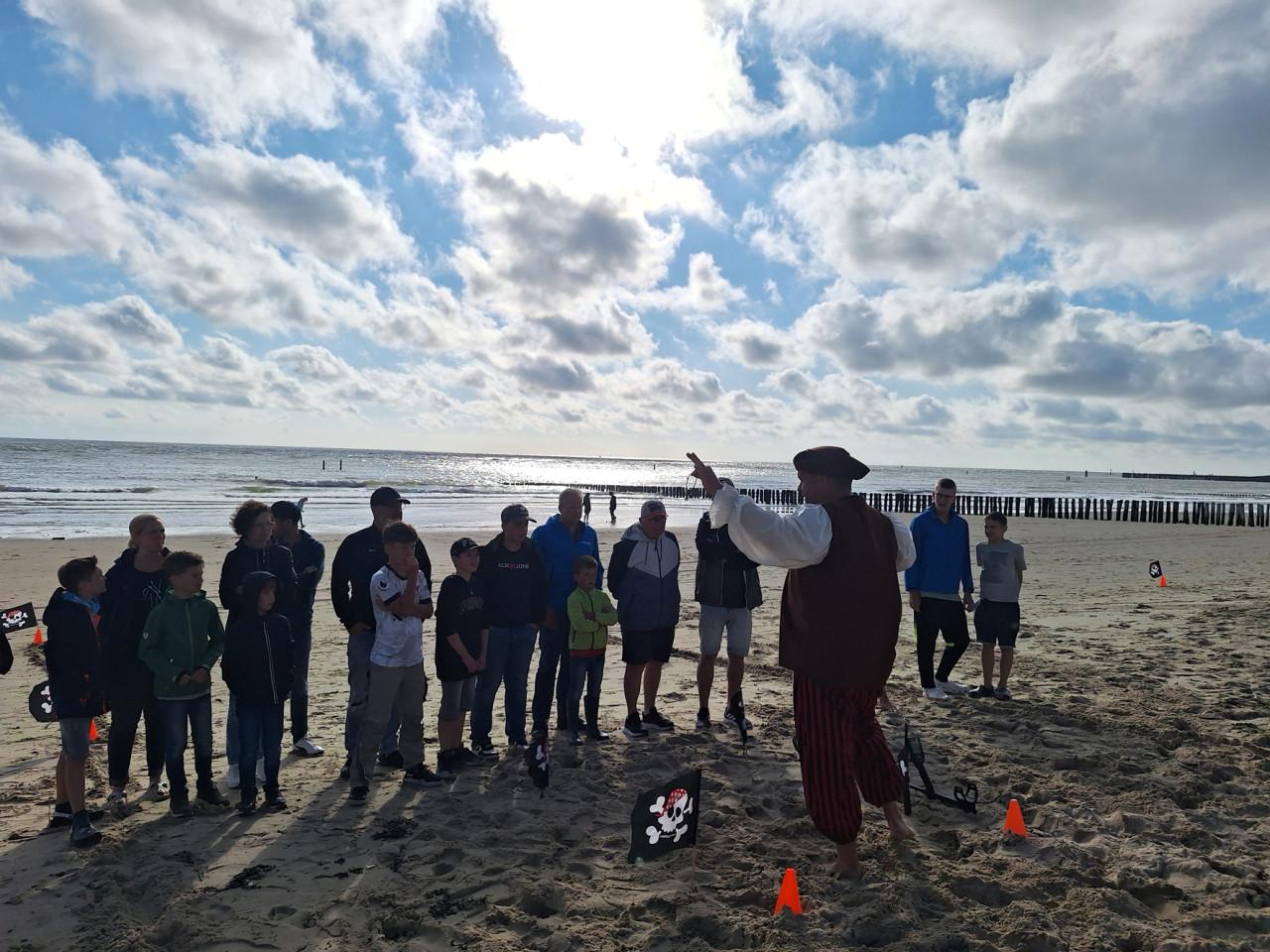 Metaaldetector activiteiten op strand