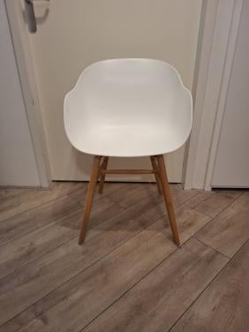 Drie eettafel- of bijzetstoelen, groen en wit