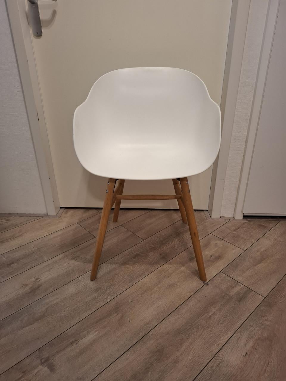 Drie eettafel- of bijzetstoelen, groen en wit