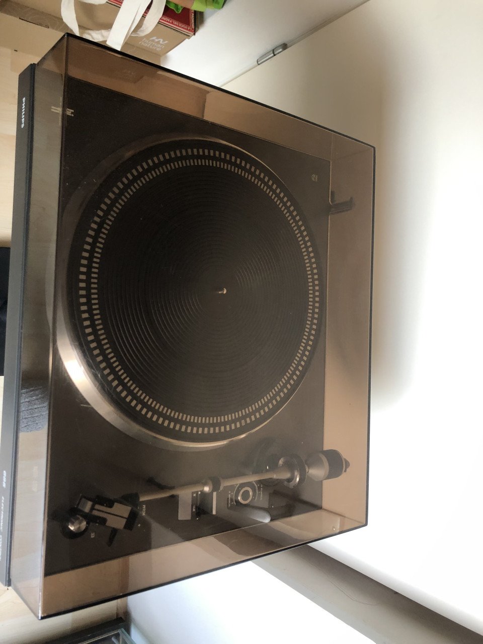 Philips platenspeler 685 met nieuwe naald en snaar.