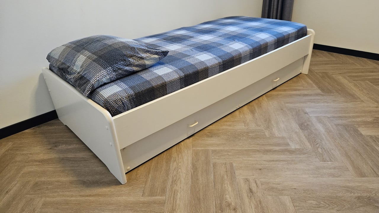 Onderschuif bed ( lade op wielen ) inclusief matrassen