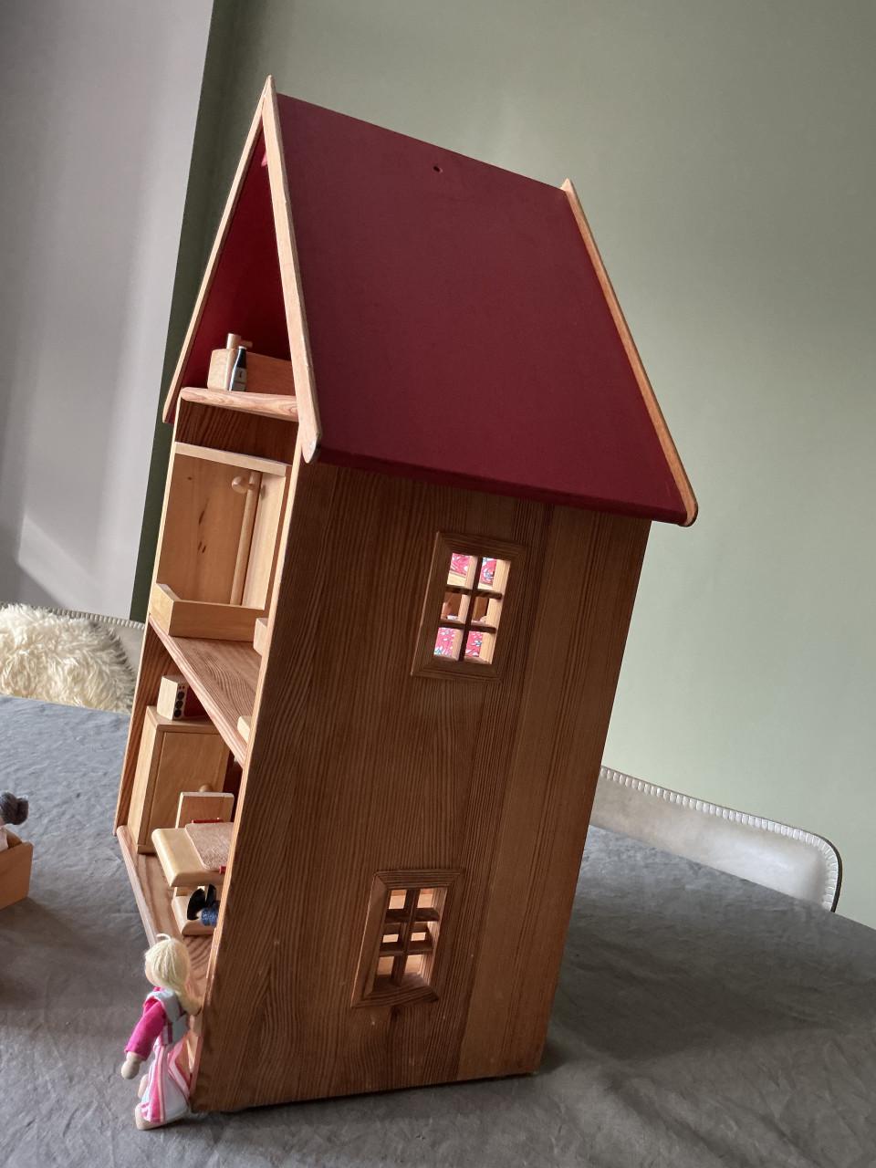Poppenhuis met houten meubeltjes en accessoires