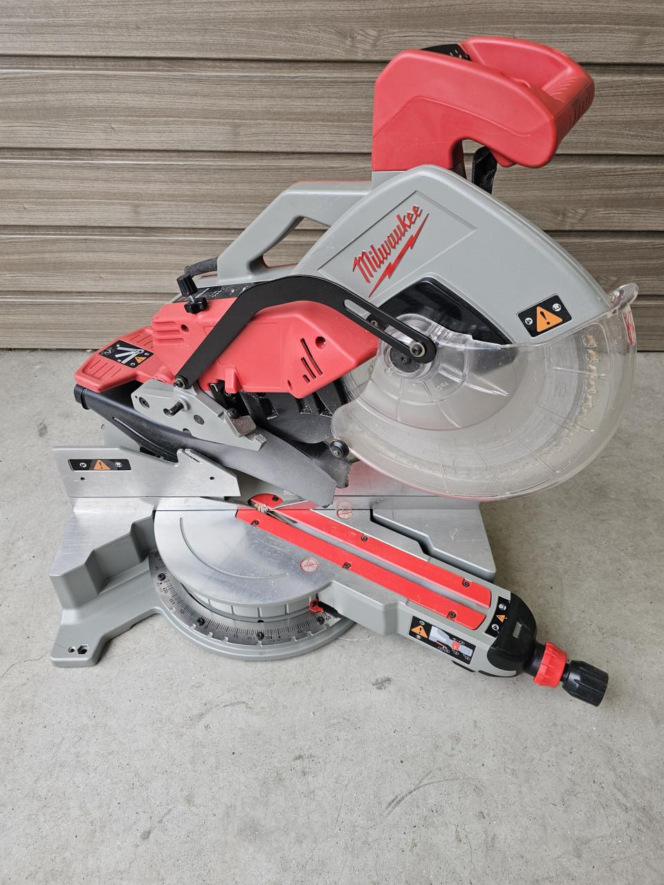 Milwaukee afkortzaag