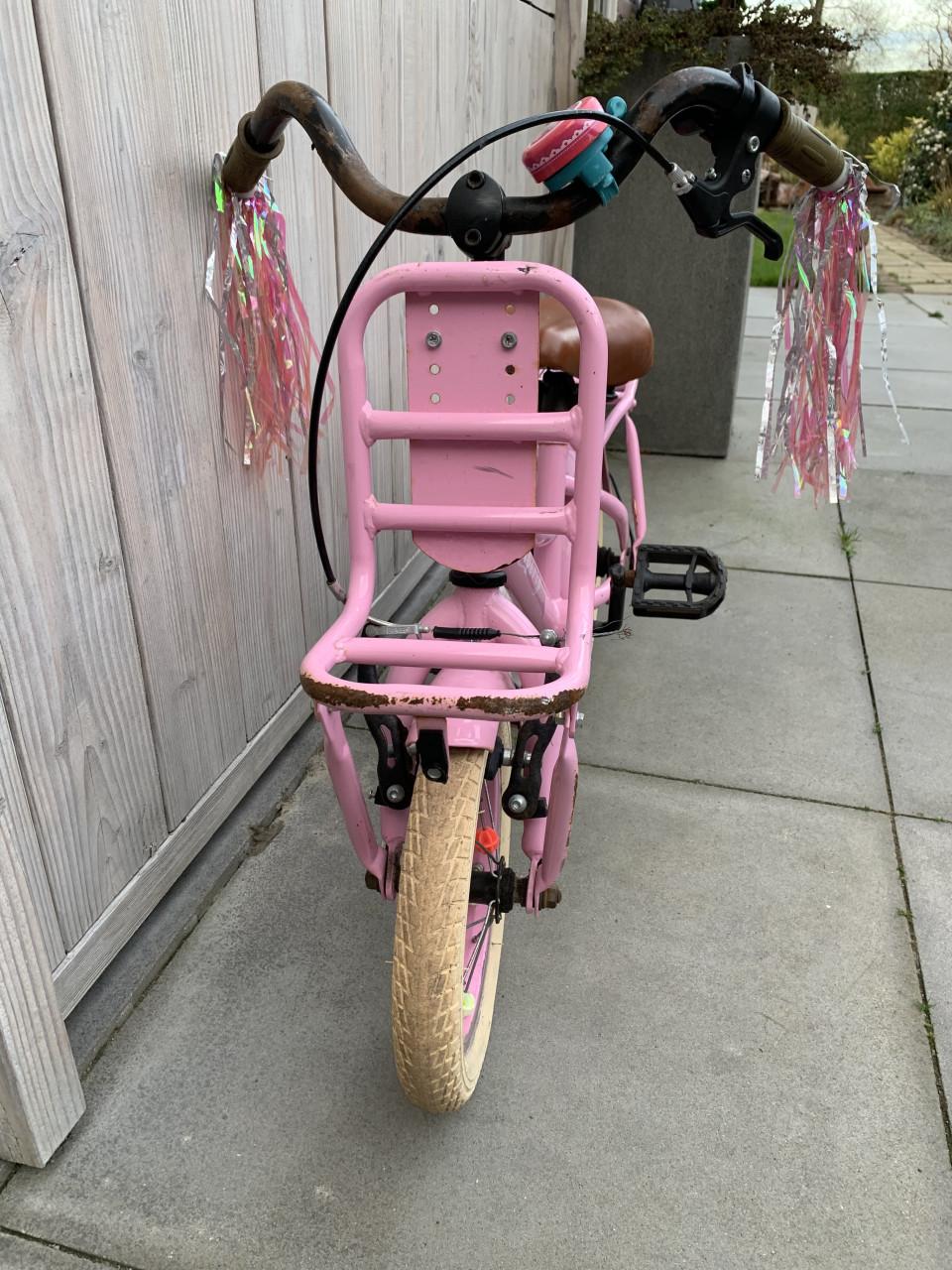 Een roze kinderfiets van het merk Liberty 12inch