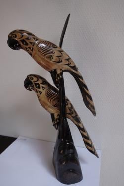Heel mooi gesneden kunstwerk uit buffelhoorn  hoogte 39.5 cm