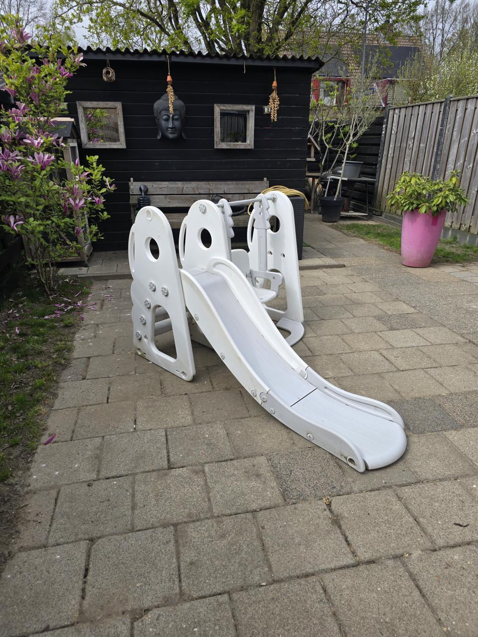 Schommel/glijbaan speeltoestel