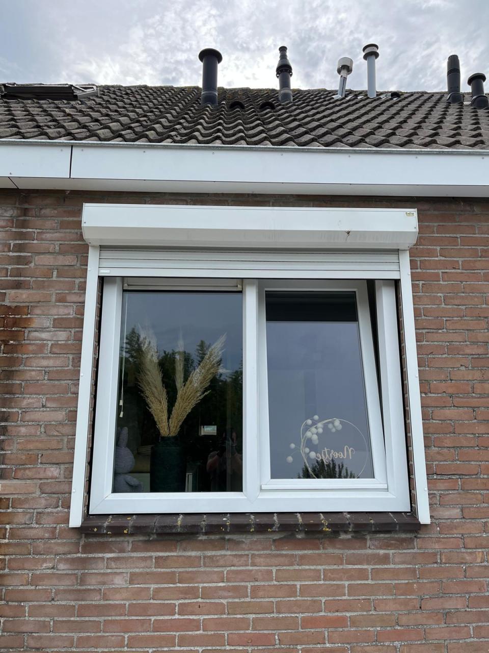 Kunststof kozijn met draai-kiepraam + ventilatierooster (dubbel glas)