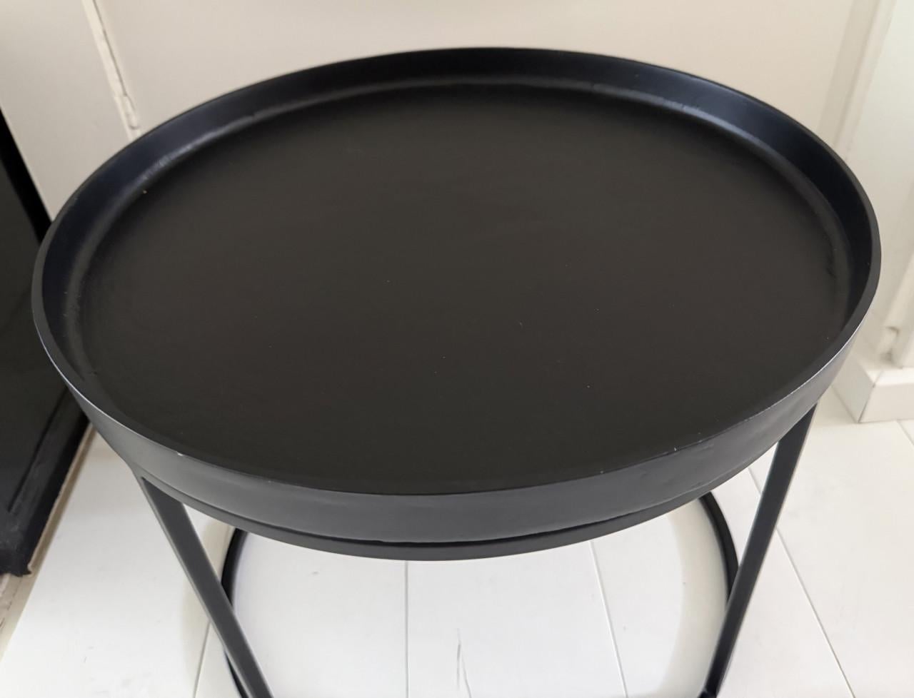 Metalen bijzettafeltje