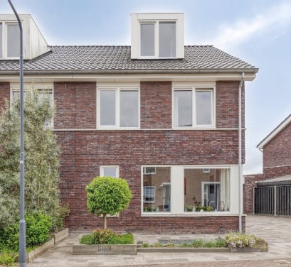 Instapklare twee onder een kap woning met garage in de Goese wijk Mannee