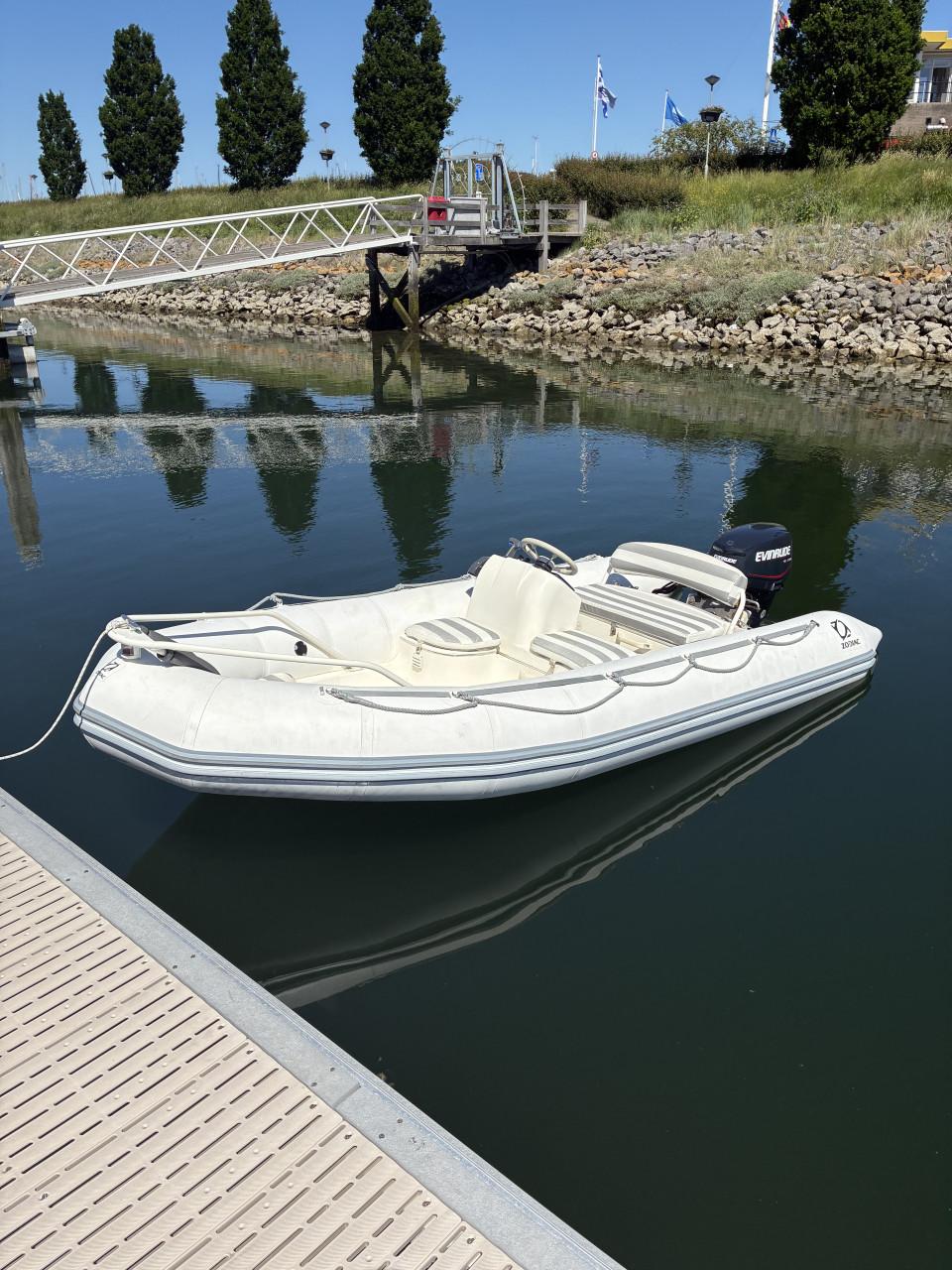 Zodiac yachtline 420 met 40 pk evinrude e-tec en riba trailer