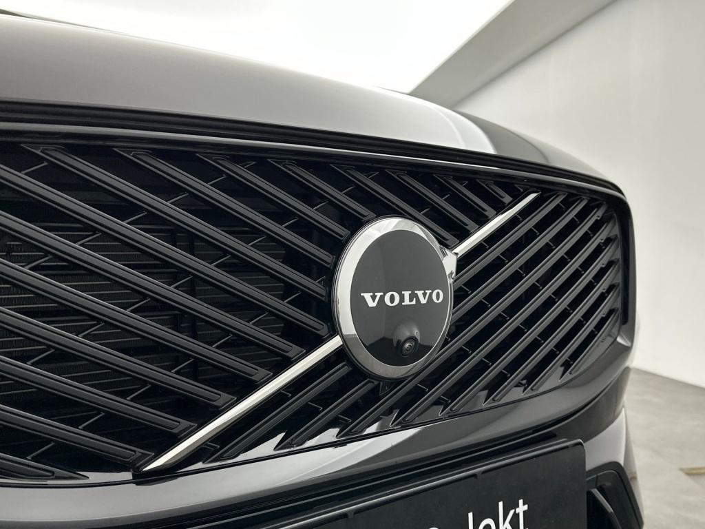 Volvo XC60 polestar engineered recharge plug-in hybrid awd