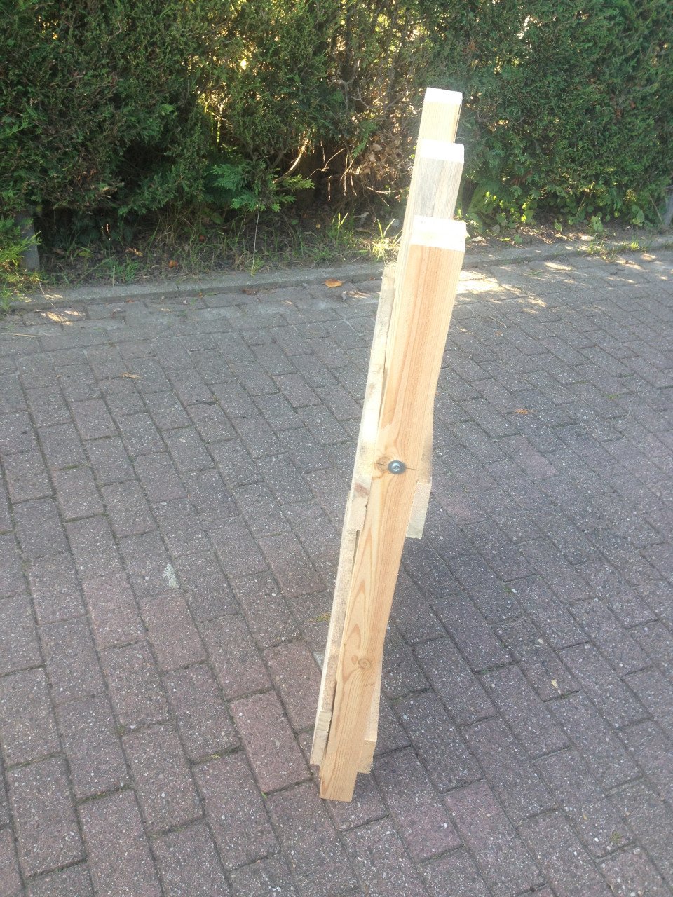Rechtop hout doorzagen met kettingzaag en en compacte zaagbok als werkbank