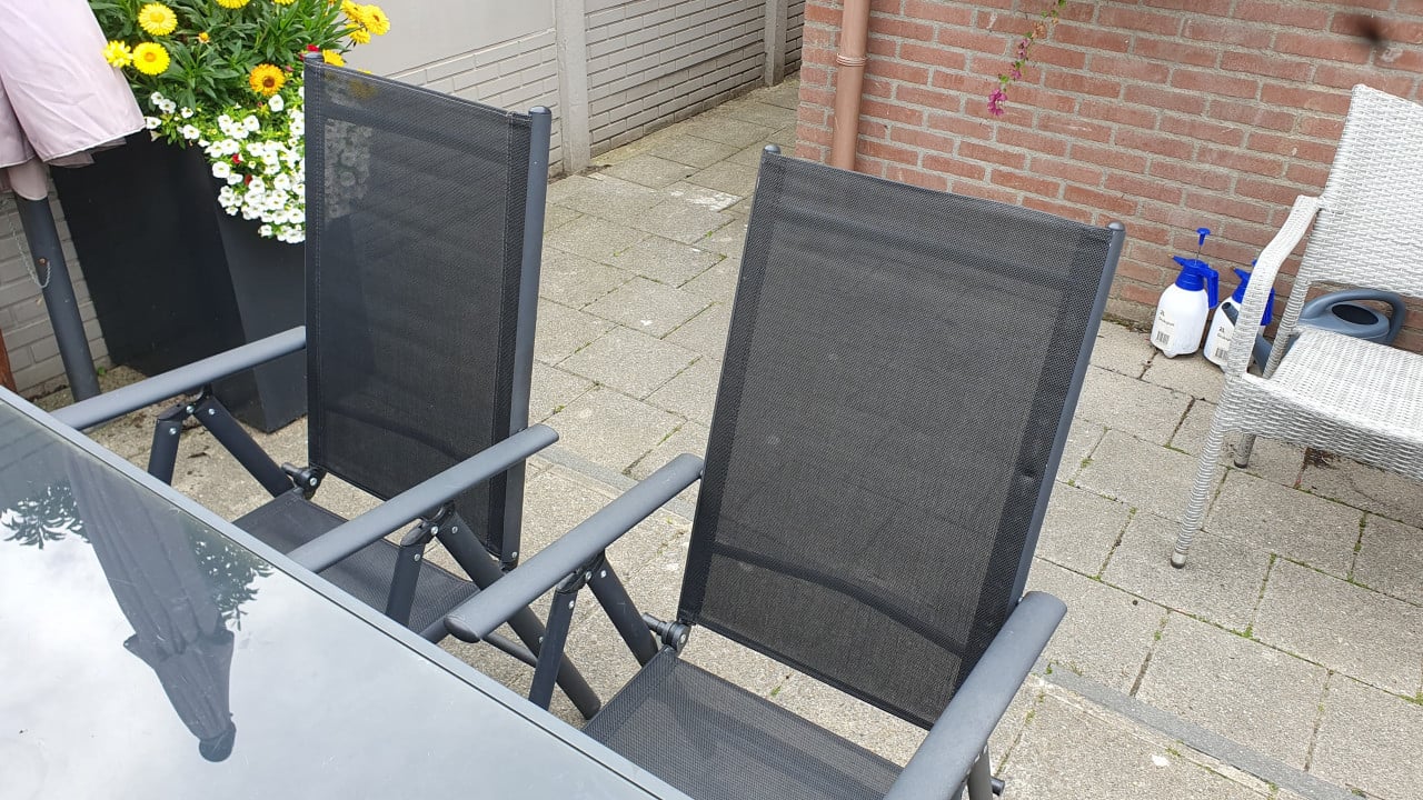 Vier keurige lichtgewicht stoeltjes, weinig tot niet gebruikt. mat zwart.