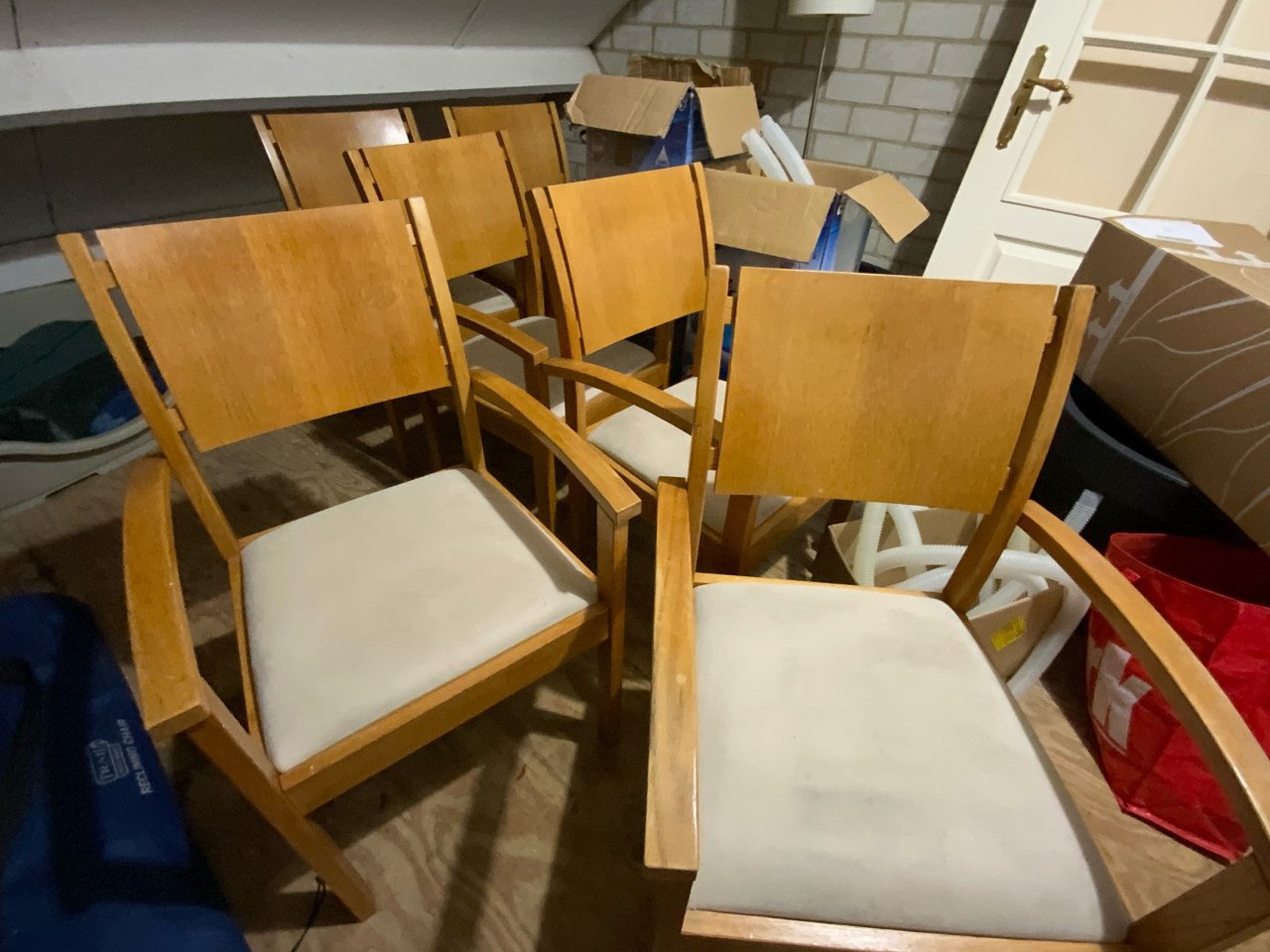 Grote tafel plus 6 bijpassende stoelen