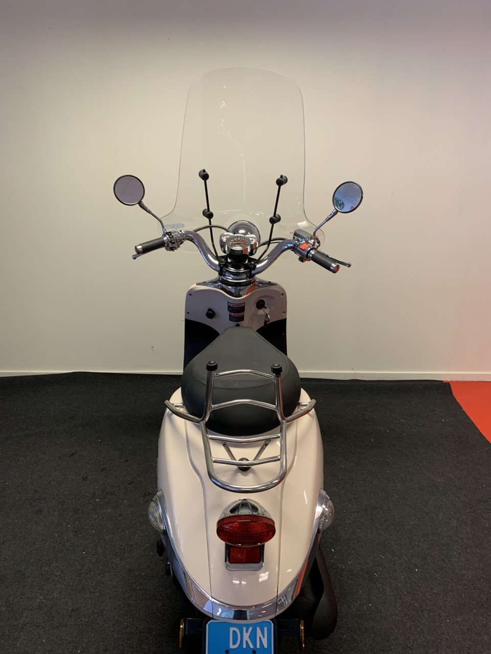 RETRO SCOOTER MET WINDSCHERM NU 595,= RIJKLAAR