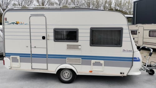 Hobby 400 SF (2001) met voortent en luifeltje