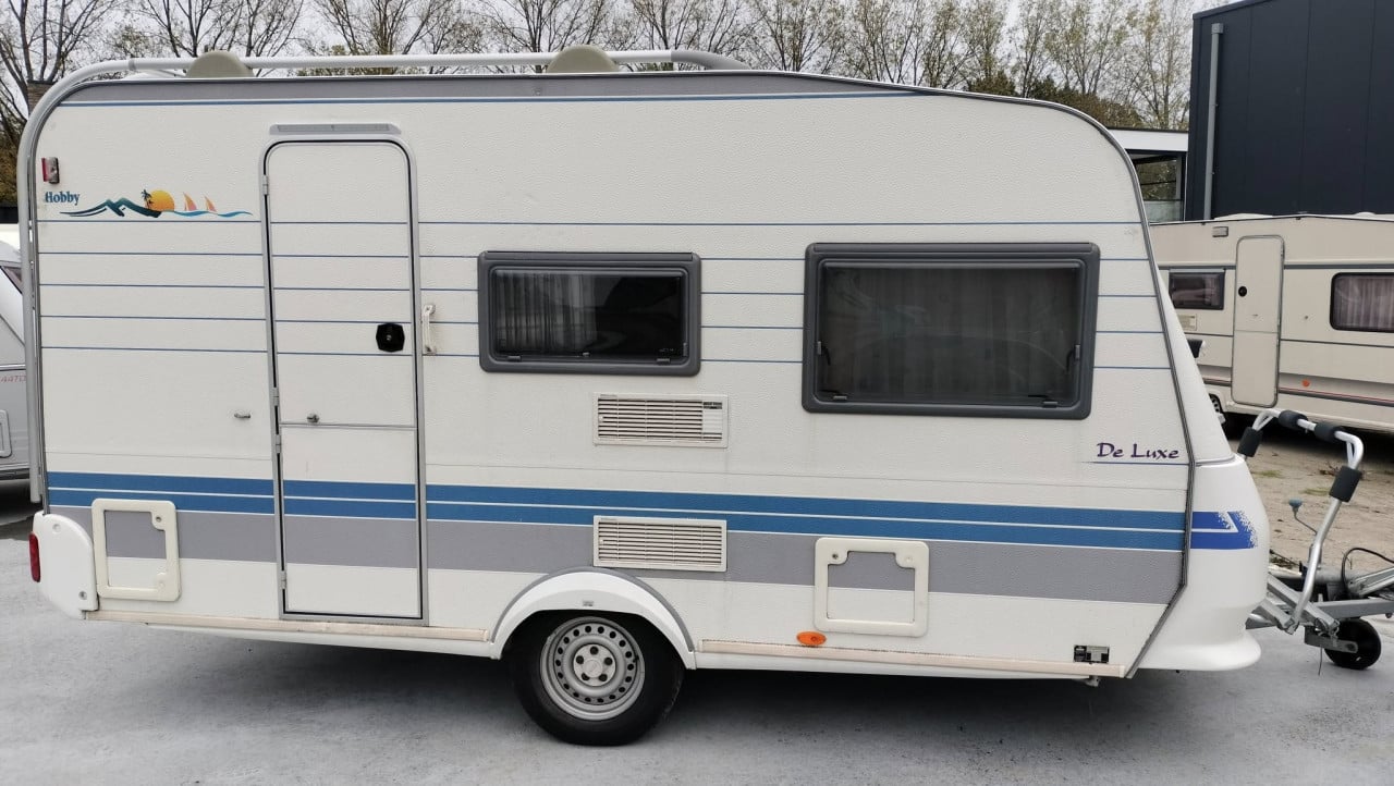 Hobby 400 SF (2001) met voortent en luifeltje