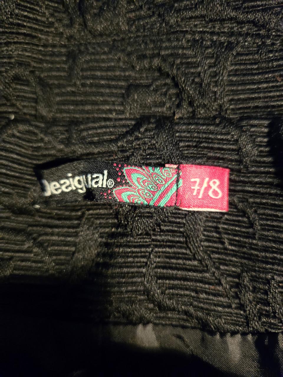 Prachtig meisjesjasje van Desigual. Het is maat 7-8 jaar.