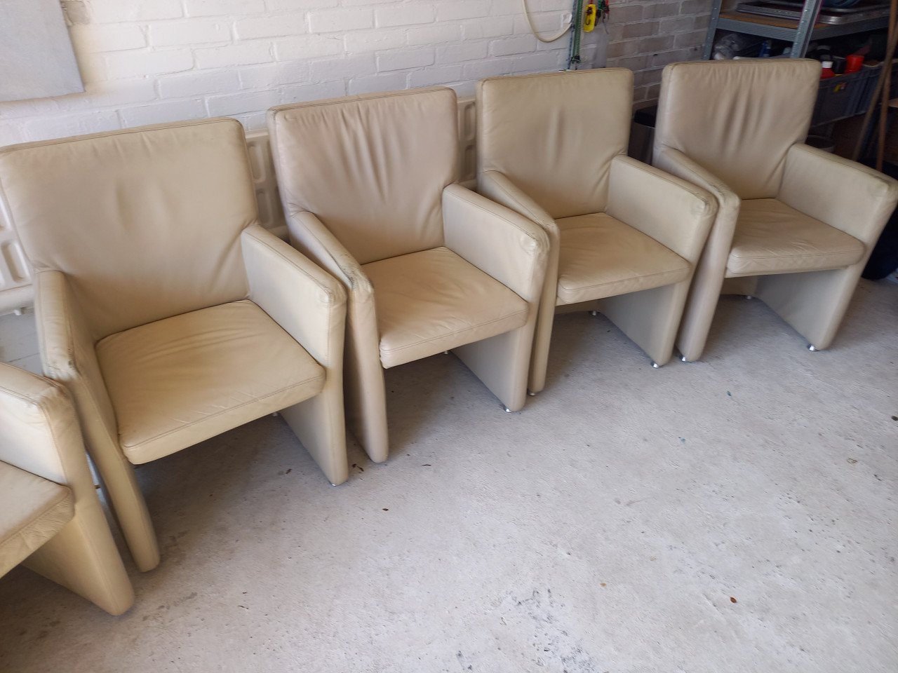 Te Koop 2,4,of 6 stoelen (Goosens)  Italiaans leer