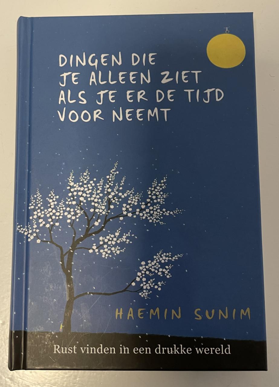 Boek met de titel: “Dingen die je alleen ziet als je er de tijd voor neemt”