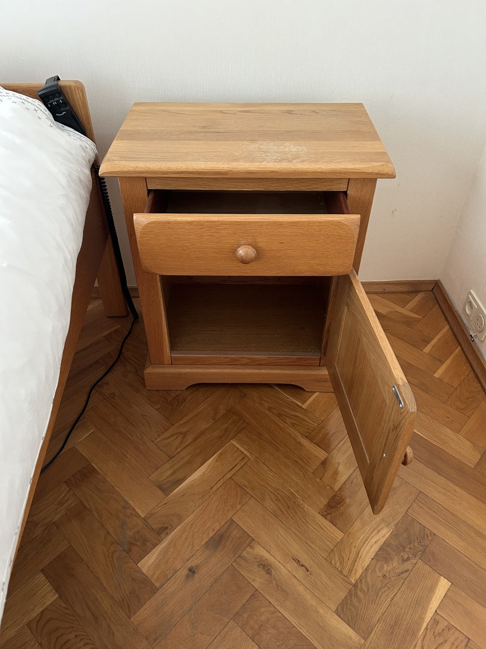 Electrisch seniorenbed 200x90 met nachtkastje