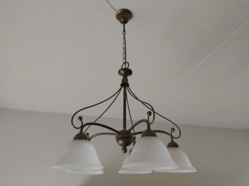 5-armige hanglamp met bewerkte glazen kapjes