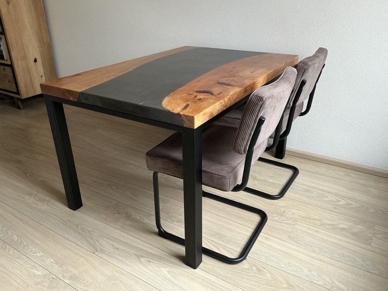Handgemaakte Eettafel van Hout/Beton
