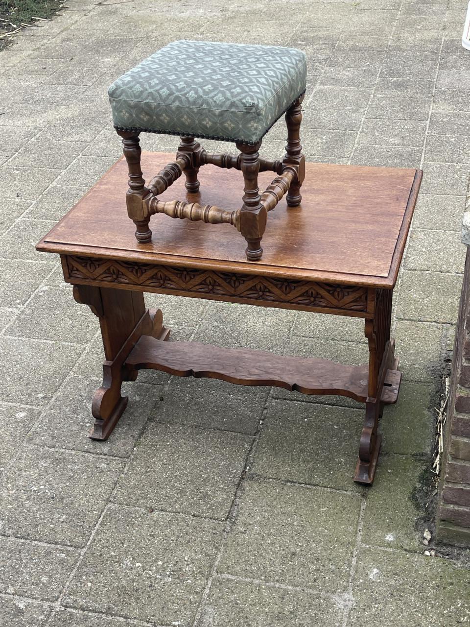 GRATIS: tafeltje + krukje