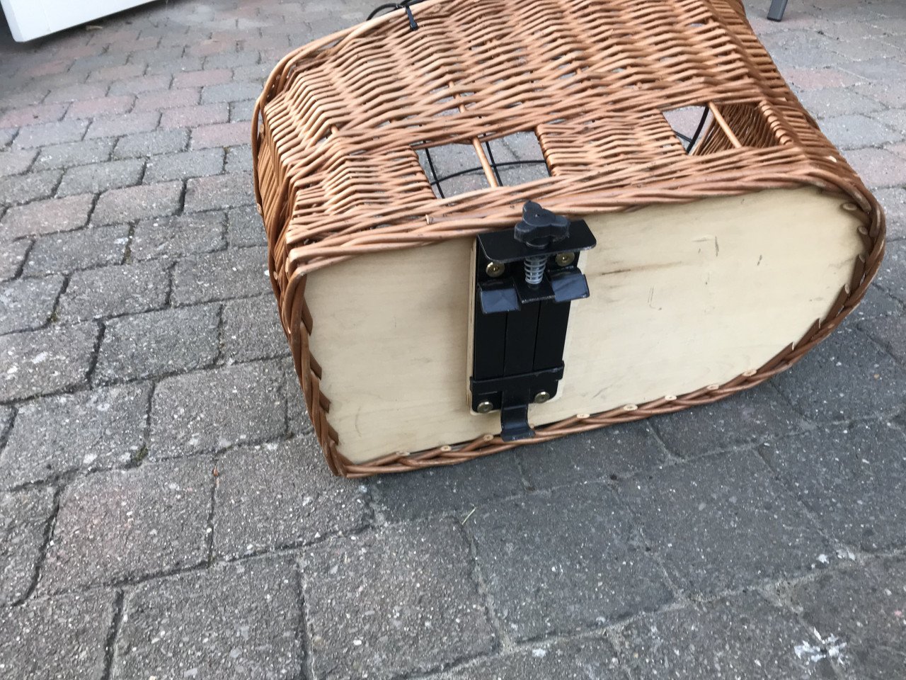 Te koop : Basil hondenmand voor achterop de fiets