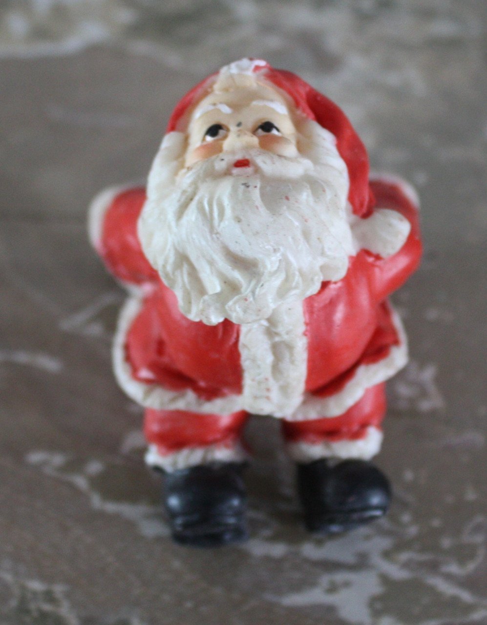 Stenen kerstman voor op bloempotten