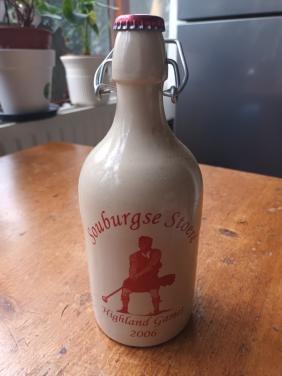 2 Volle stenen kruikjes bier.