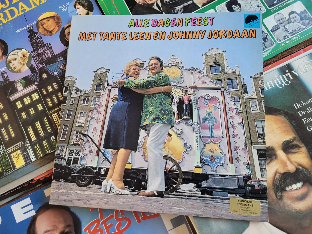 Stapel van 24 Nederlandstalige LP's