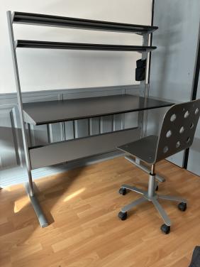 Bureau Ikea met bureaustoel