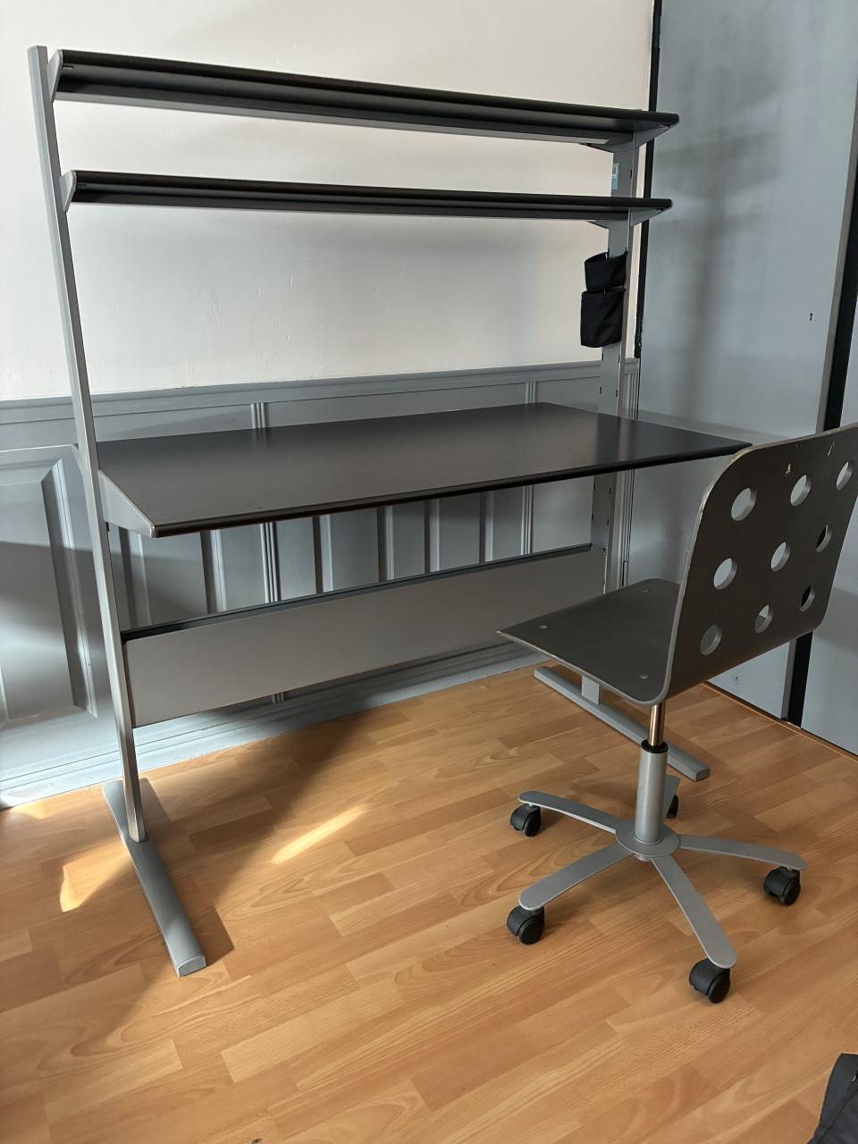 Bureau Ikea met bureaustoel