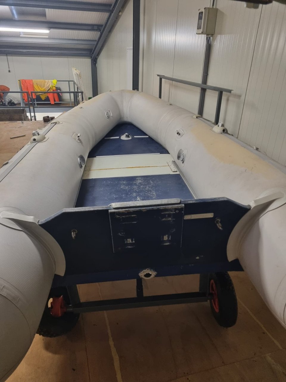 Prachtige rubberboot met een yamaha 8pk buitenboordmotor en boottrailer
