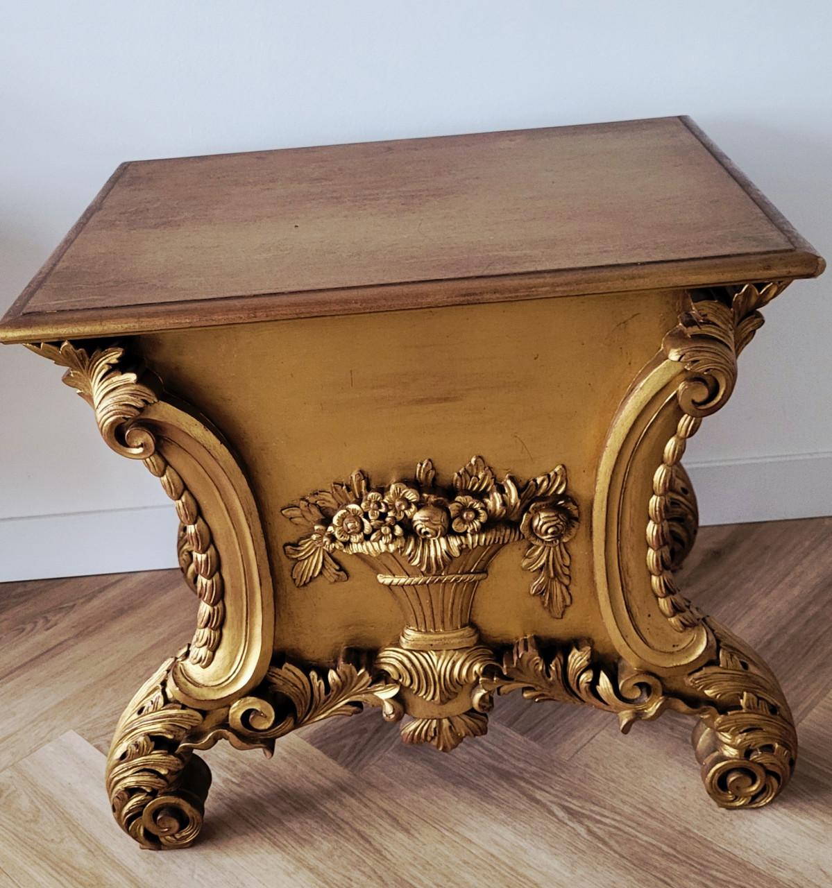 Goudkleurige barokstijl meubelstuk Louis XV-stijl