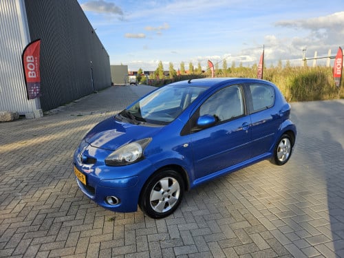 Zuinige TOYOTA AYGO 5 drs Dynamic Blue AIRCO / NL AUTO / NAP / 1:23 !