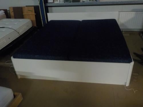 Eenvoudig ledikant 180 x 200 cm + 2 spiralen + 2 matrassen  in goede staat
