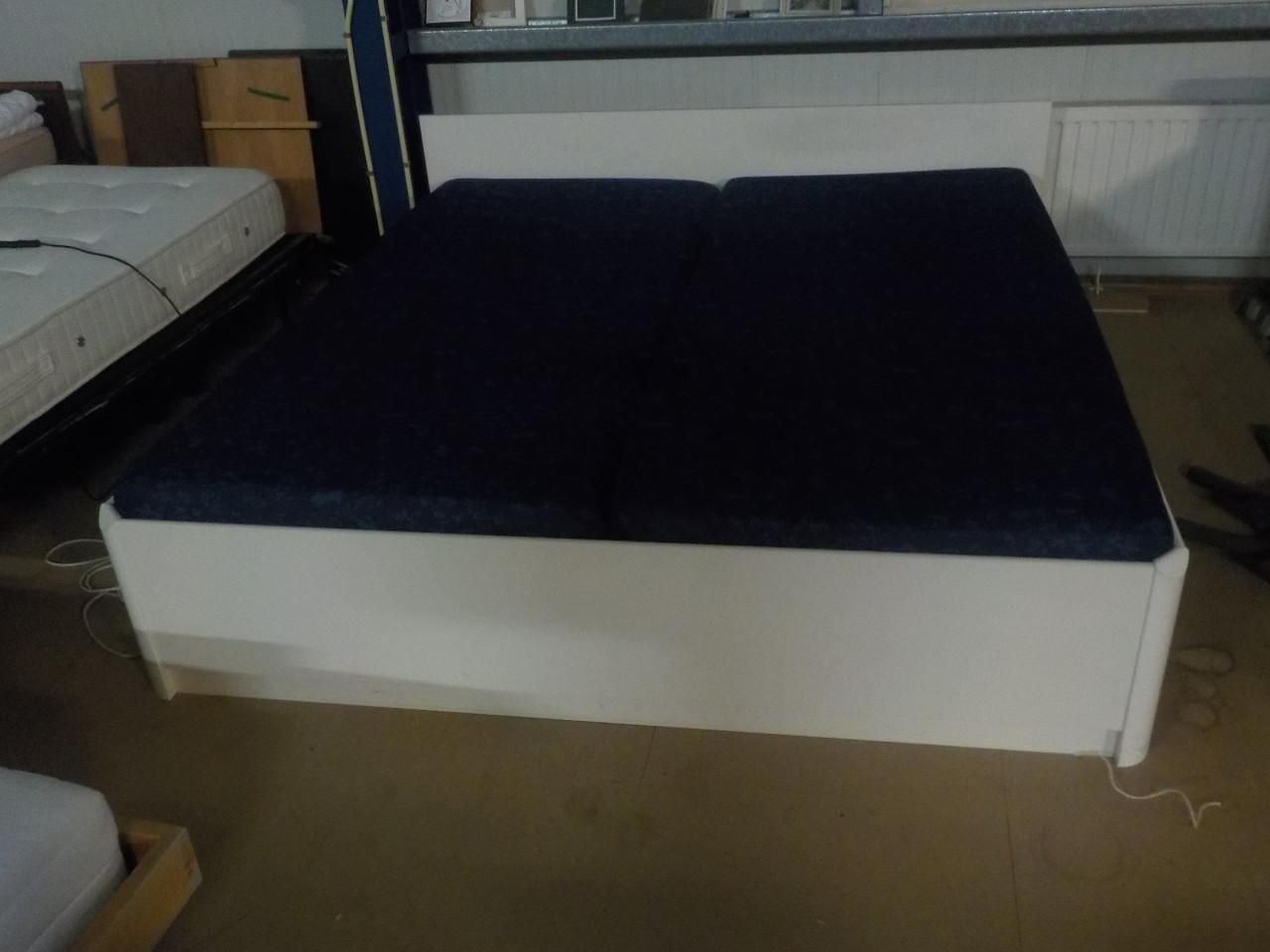 Eenvoudig ledikant 180 x 200 cm + 2 spiralen + 2 matrassen  in goede staat