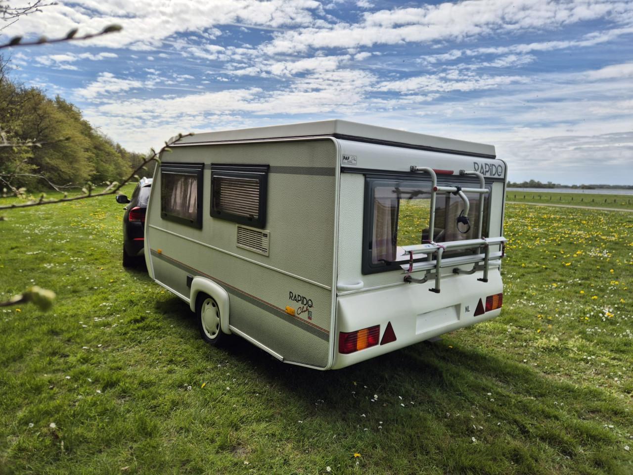 Te koop: Mooie Rapido Club 32 lichtgewicht hefdak caravan!