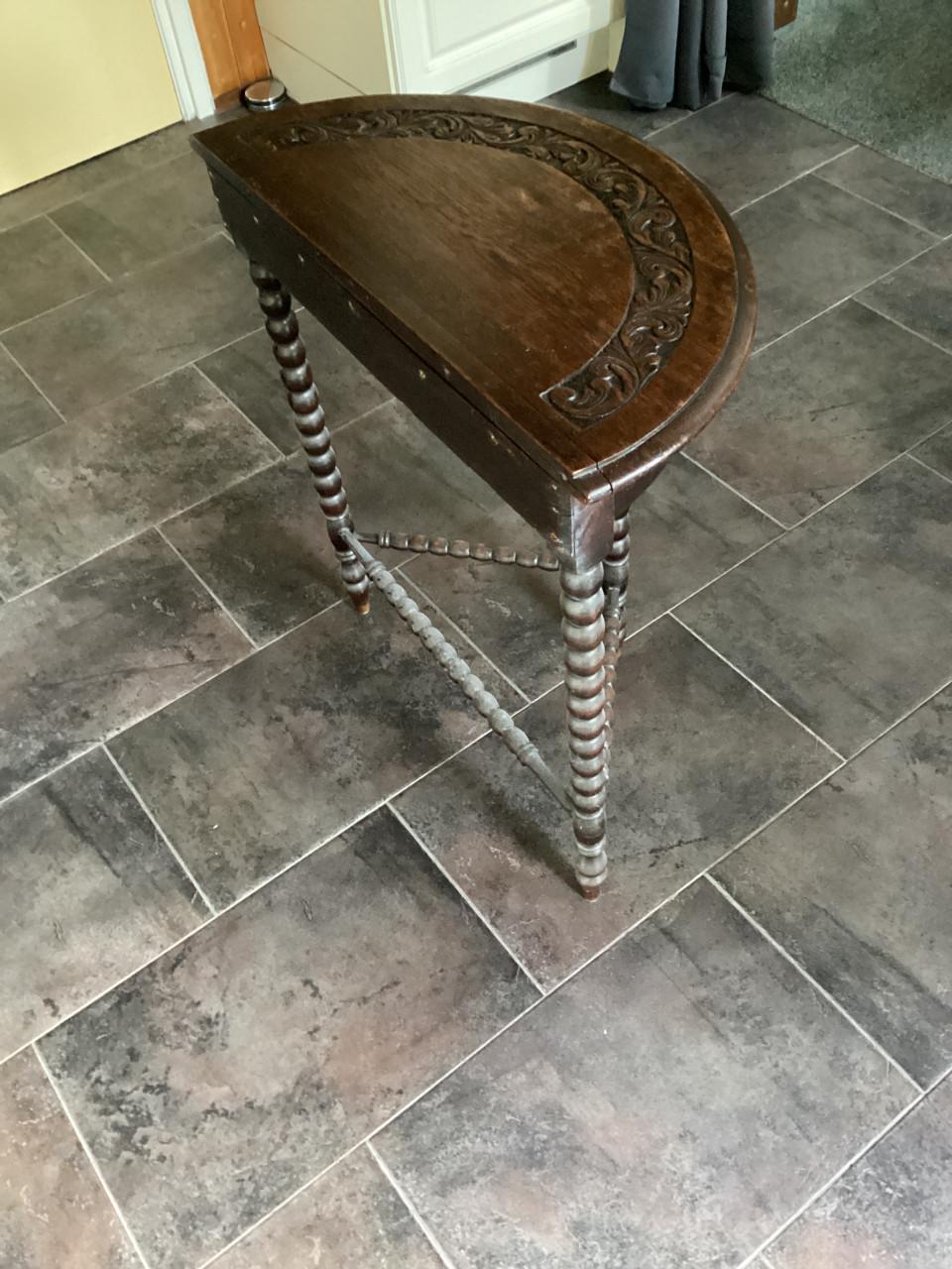 Ouderwets half rond tafeltje