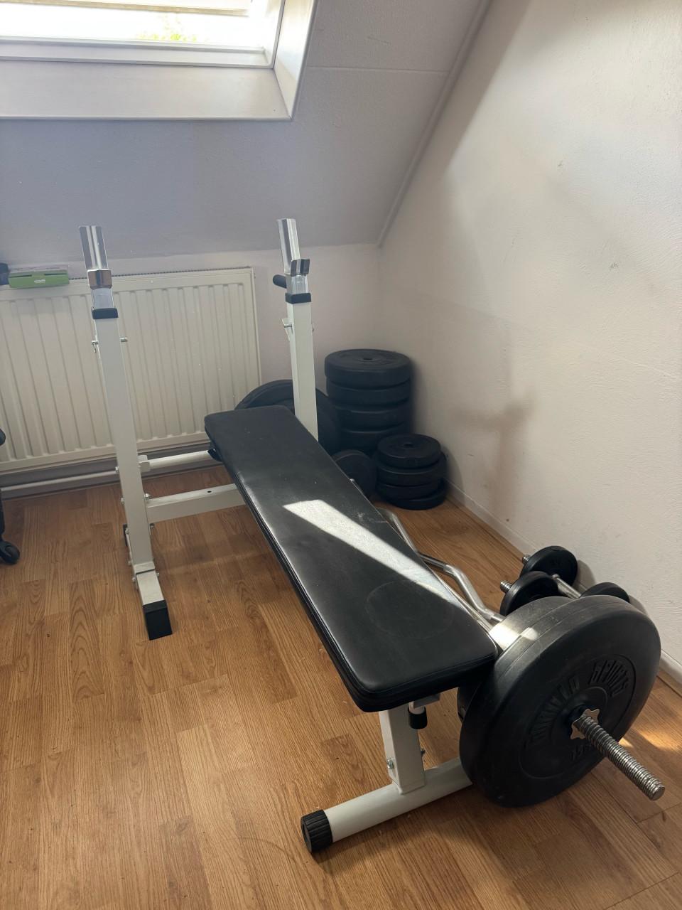 Fitnessbank met halters en 144kg gewichten