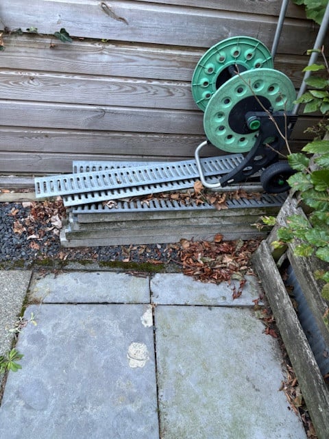 Afvoer goot voor in de tuin