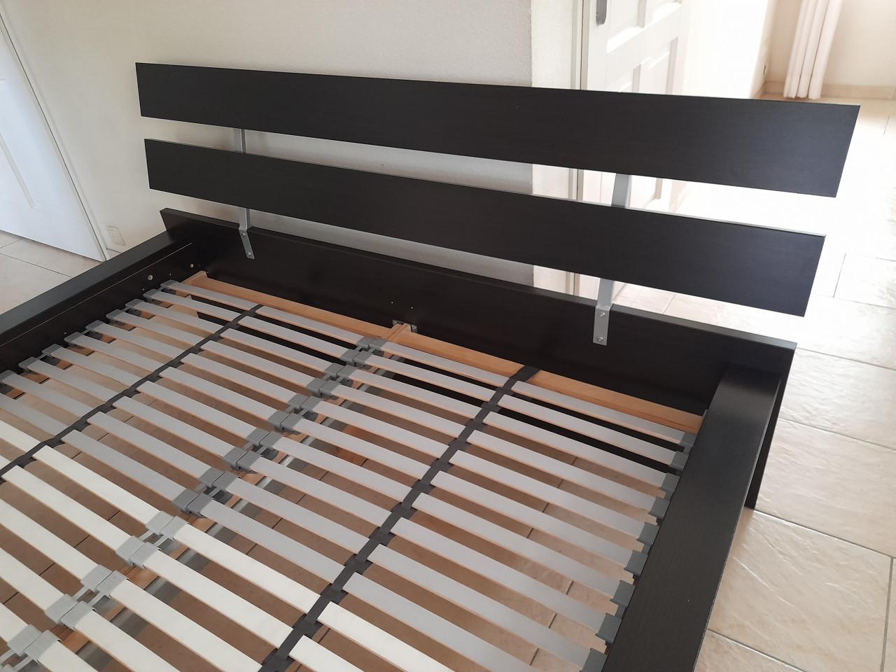 Prachtig 2 P. Bed 160 x 200 (in goede nette staat)  Kleur bruin/zwart