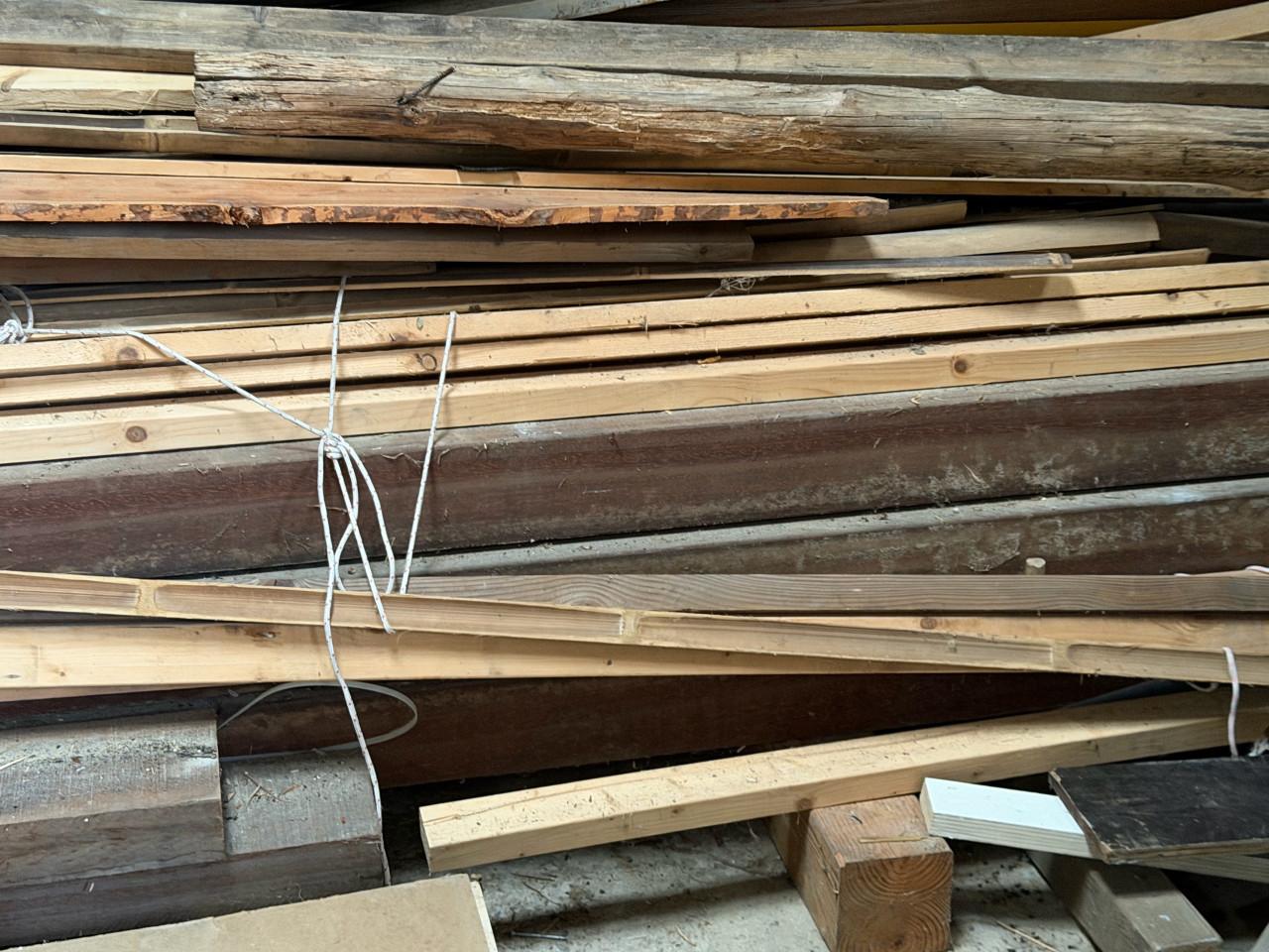 Grote partij hout, palen,  planken, hardhouten palen