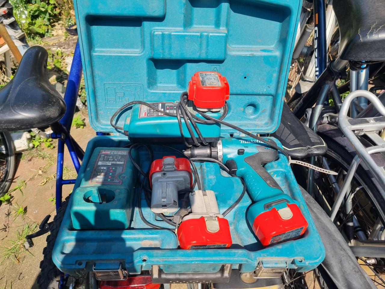 Accu-boormachine 9,6 Volt merk * MAKITA * + 2x Lader + 4e Accu