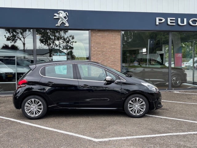 Peugeot 208 blue l. allure 1.2 pt-82pk | navigatie & bluetooth & applecarpl