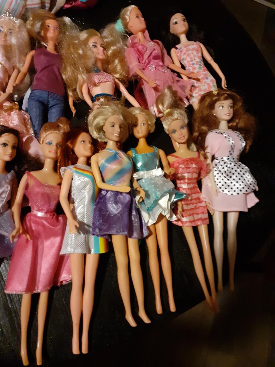 30 barbie poppen ( nep ) met kleding en accessoires