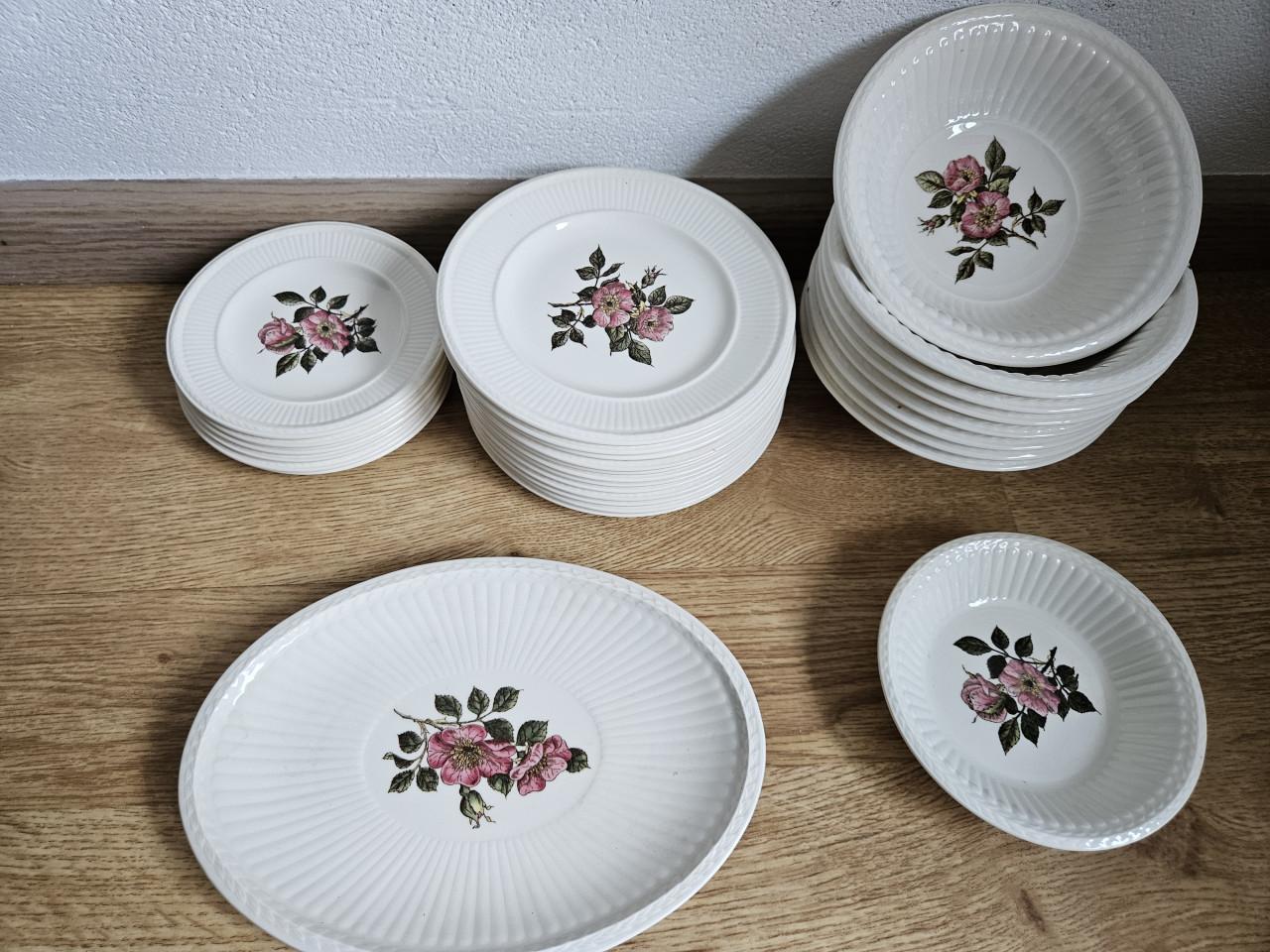 Wedgwood Briar Rose gebaksbordjes, vlaschaaltjes, serveerschaal