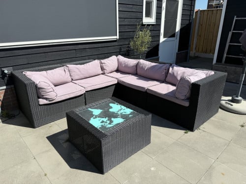 Loungeset - doorleefd, maar zit nog heerlijk voor een prikkie!